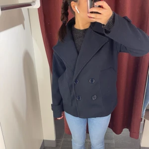 Design by si jacka  - Säljer min marin blåa design by si jacka då den inte kommer till användning längre! Inga defekter!