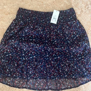 Kjol - Inte använd någon gång där etiketten är kvar på och två lager med olika stilar