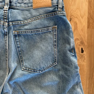 Jeans - Raka i modellen. Använd 2-3 gånger, som nya. 