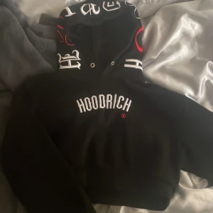 Hoodrich hoodie  - En croppad hoodie i storlek M knappt använd, nypris 800