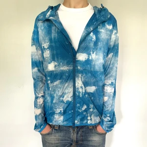 Woolrich windbreaker  - Jättefin sällsynt woolrich windbreaker som är helt ny med taggs kvar. Modellen på bilden är 180cm o väger 65kg. Skriv vid fler frågor eller funderingar.