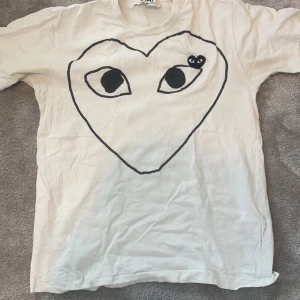 Cdg t shirt - Säljer nu en as fet t shirt från comme des garcon, tröjan är i bra skicka o väldigt snygg, ny pris ligger på runt 1,3 medans vårt pris endast är 499 hör av er vid fler frågor eller funderingar 