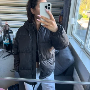 Populär vinterjacka hm - Säljer min svarta vinterjacka köpt förre vintern då den var populär. Oversized i passformen. Inga defekter. Storlek 36😊