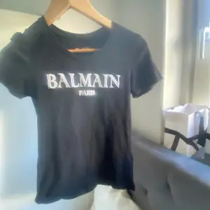 Fin oanvänd balmain tshirt, vet ej om den är äkta där av priset🥰 