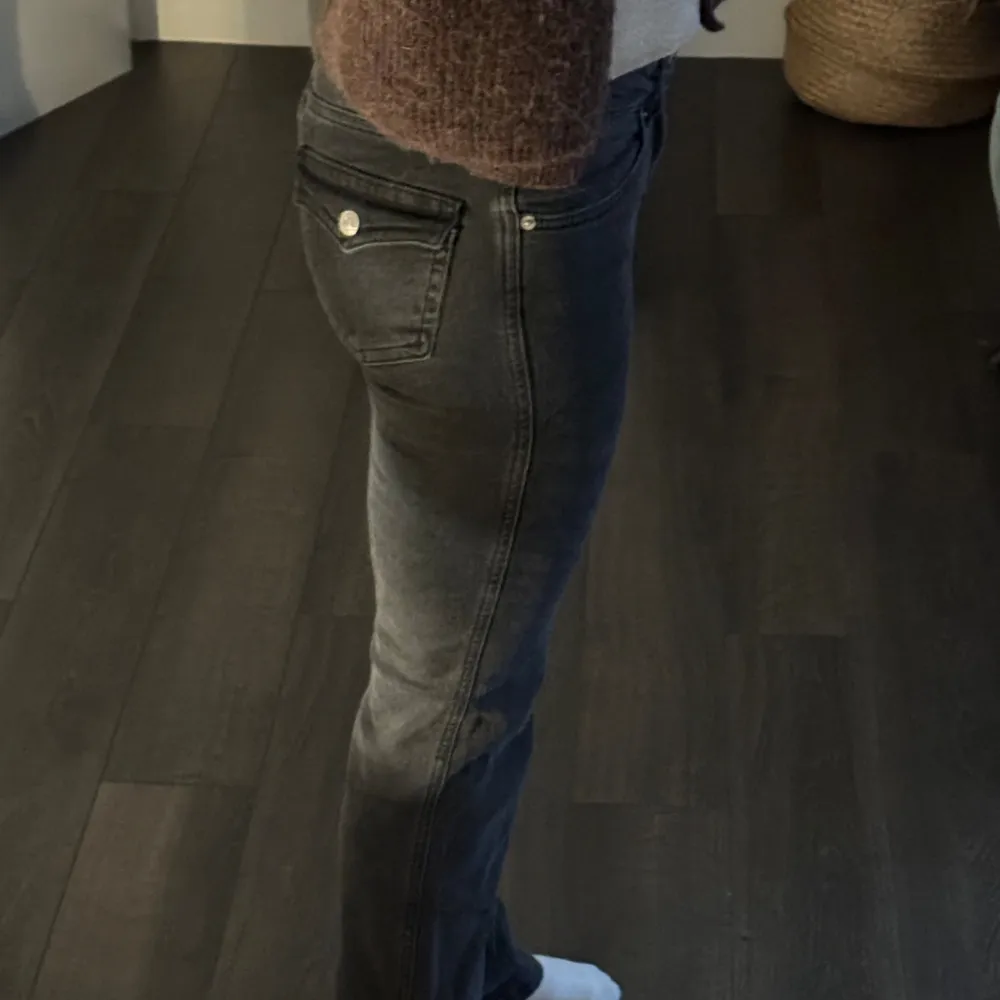 Slutsålda low waist bootcut jeans från Lager157. Storlek xs. Nästintill oanvändna, inga defekter. Snygg mörkgrå/worn in black färg. Strechiga så sitter jättebra. Full lenght, 90s boot.  Midjemått 34, innerben 83. Jag säljer liknande i short length. . Jeans & Byxor.