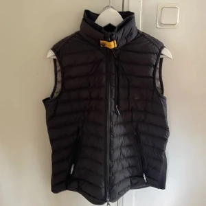 Parajumpers väst - Parajumper lightweight väst storlek S. Rätt så bra skick, litet hål längst ner på baksidan annars ser de brs ut.