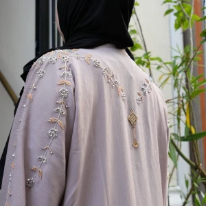 Yasmin abaya  - Jag säljer ut denna abaya,vi har gått ner till vårt lägsta pris, inga bud, vi har olika storlekar. Skriv för mer information och köp. 🫶🏽🤍Eftersom det är företag så är det priset som gäller och inga bud. Tack i för hand 💕Finns i storlekar 52,54,56,58, ingår chiffong hijab och bälte