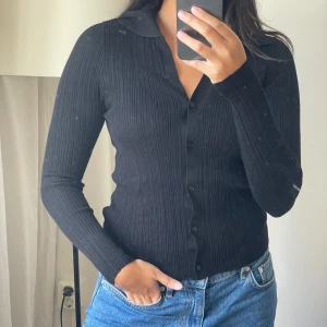 Stickad svart kofta - Stickad tunn svart kofta från Na-kd