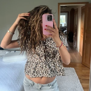 Leopard blus -  Supersöt Leopard blus från Gina Tricot🧸storlek S funkar perfekt nu i höst🤎pris kan diskuteras