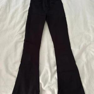 Svarta bootcut jeans från Perfect Jeans - Säljer ett par snygga svarta bootcut jeans från Ginatricot. 