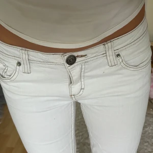 Vita lågmidjade jeans - Jättefina och trendiga vita lågmidjade jeans med fint sydda detaljer. Jättesöta fickor. EDC by Espirit. Storlek 38. Älskar dem, men tyvärr lite för små för mig. Hör av dig om du vill ha fler bilder eller har några frågor! 💗 
