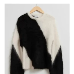 & other Stories stickad tröja  - Utsåld populär tröja från & other stories jätte bra skick och svin snygg!