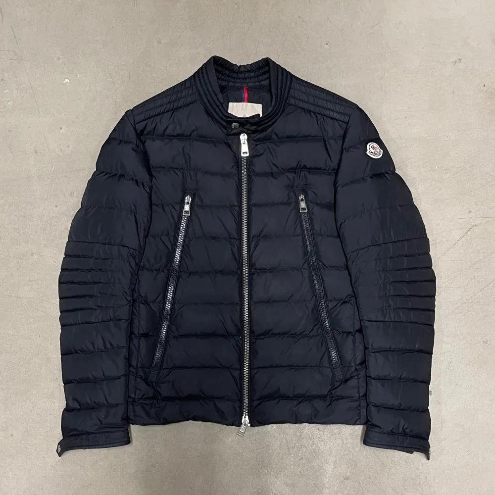 ‼️VI TAR EJ BYTEN‼️ Moncler ”amiont” jacka | Skick: 8/10 | Storlek XL fits L | Fraktar inom 24H efter köp på köparens bekostnad 📦💨 | Hör av dig vid minsta fråga eller fundering 💭 . Jackor.