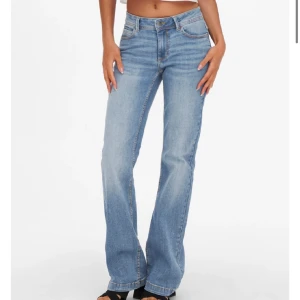 Lågmidjade jeans - Säljer mina jättefina lågmidjade jeans. Passar mig som är 34-36 i stl. Passar mig i längden som är 176/177. Säljer då de inte kommer till användning längre. I jättefint skick.🩷Pris KAN diskuteras beroende på hur många som är intresserade.