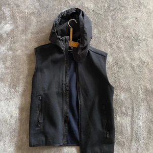 Massimodutti väst  - Väst från massimodutti i storlek 176/S, använd fåtal gånger.