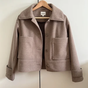 Kappa - Säljer denna kappan i strl XS, men passar även S. Använd nån enstaka gång, i nyskick. Nypris 899 kr, mitt pris 500 kr. Tryck gärna på ”köp nu”.