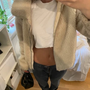 Jacka - En beige, vit Teddy jacka. Storlek M men som ni ser på bilden lite mer utav storlek S❤️