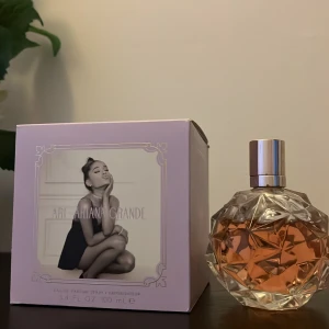 Arians Grande Parfym Ari - Ari parfymen, 100 ml men använt sparsamt så det är mycket kvar. Köpt på Kicks.