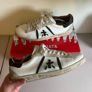 Premiata skor - Nu säljer vi dessa galet feta premiata skor. Nypris runt 3000kr. Skick 9/10 inga direkta skador endast crease och smuts sjukt fint skick fortfarande. Box tillkommer. Hör av dig vid frågor eller funderingar🙌