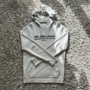 Stickad hoodie  - Säljer denna sjukt snygga stickade hoodien ifrån märket PEPE JEANS🤩 väldigt skönt material och perfekt till vintern🙌🏼 strl M, nypris 1200+❌ mitt pris 799✅ hör av vid några funderingar! 