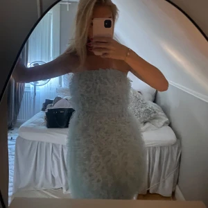 Blå klänning - En jätte fin blå ”fluffig” klänning från Gina tricot!! Använd endast en gång så i nyskick!! ❤️❤️