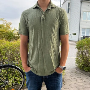 Stenströms linne piké - Säljer nu denna snygga pikén i en väldigt höstlig färg. Säljer på grund av att den inte passar mig i storleken, nypris 1499kr. Använd ca 3 gånger under sommaren (som nu, inga tecken på användning). 