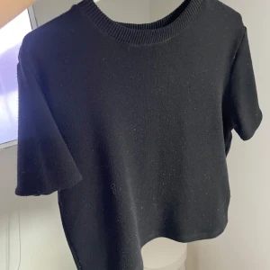 Stickad t shirt  - Lite nopprig annars bra skick!