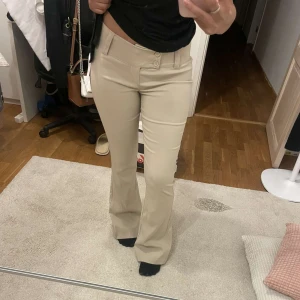 Lågmidjade Beiga kostymbyxor ginatricot - Helt nya aldrig använda kostymbyxor från ginatricot som är slutsålda. Bär vanligtvis 34 men dessa var ganska små i storleken därmed en M. Hör gärna av er vid frågor💗