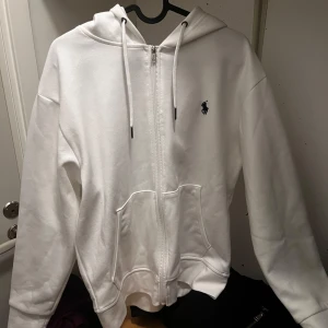 Ralph Lauren kofta -Vit - Helt ny enbart använd en gång polo kofta i vit färg. Nypris 2.3. Mitt pris 1.2