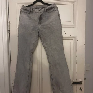 Gråa jeans - Säljer dessa ljusgråa jeans eftersom de är för stora för mig! Skriv om du har frågor💞