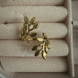 ring - Gullig ring i rostfritt stål som går och justera! 