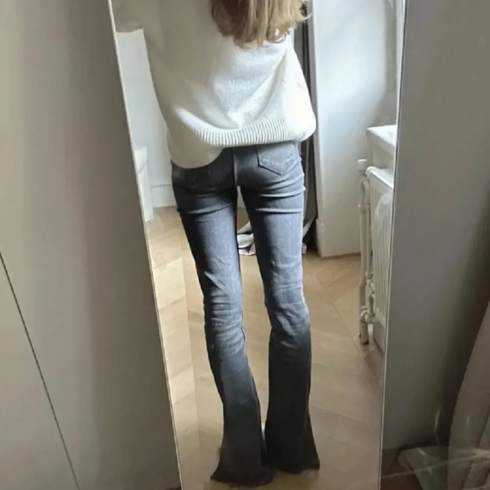 Säljer dessa bootcut grå jeans med slits vid fötterna. De är mid/high rise och sitter superbra samt är i bra skick. De står att de är i storlek 38 men passar även mig som är 34!. Jeans & Byxor.