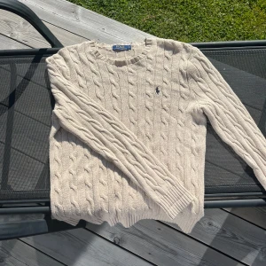 Ralph Lauren tröja - En riktigt snygg stickad Ralph Lauren tröja! Storlek S passar även M, skick 8/10. Bara att hör av sig, snabb affär = billigt pris 🔥👑