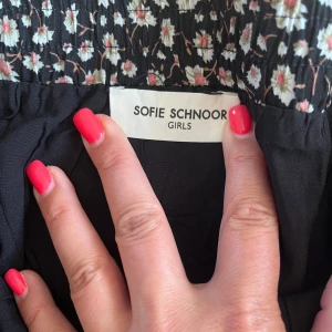 Stora klädpaketet!! 12-14 år,  - Dottern har tömt garderoben på 20-30 tal plagg, en del oanvänt med fina märken. Festklänningar, kjolar, byxor, jeans, tröjor, träning, jackor - allt för en fin garderob. 