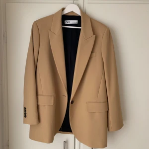 Blazer Zara  - Beige blazer från Zara i storlek L 🤎