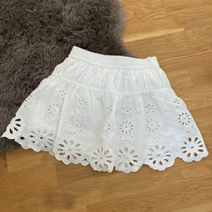 zara kjol - säljer denna kjolen ifrån zara💗den är jättefin men kommer inte till användning 