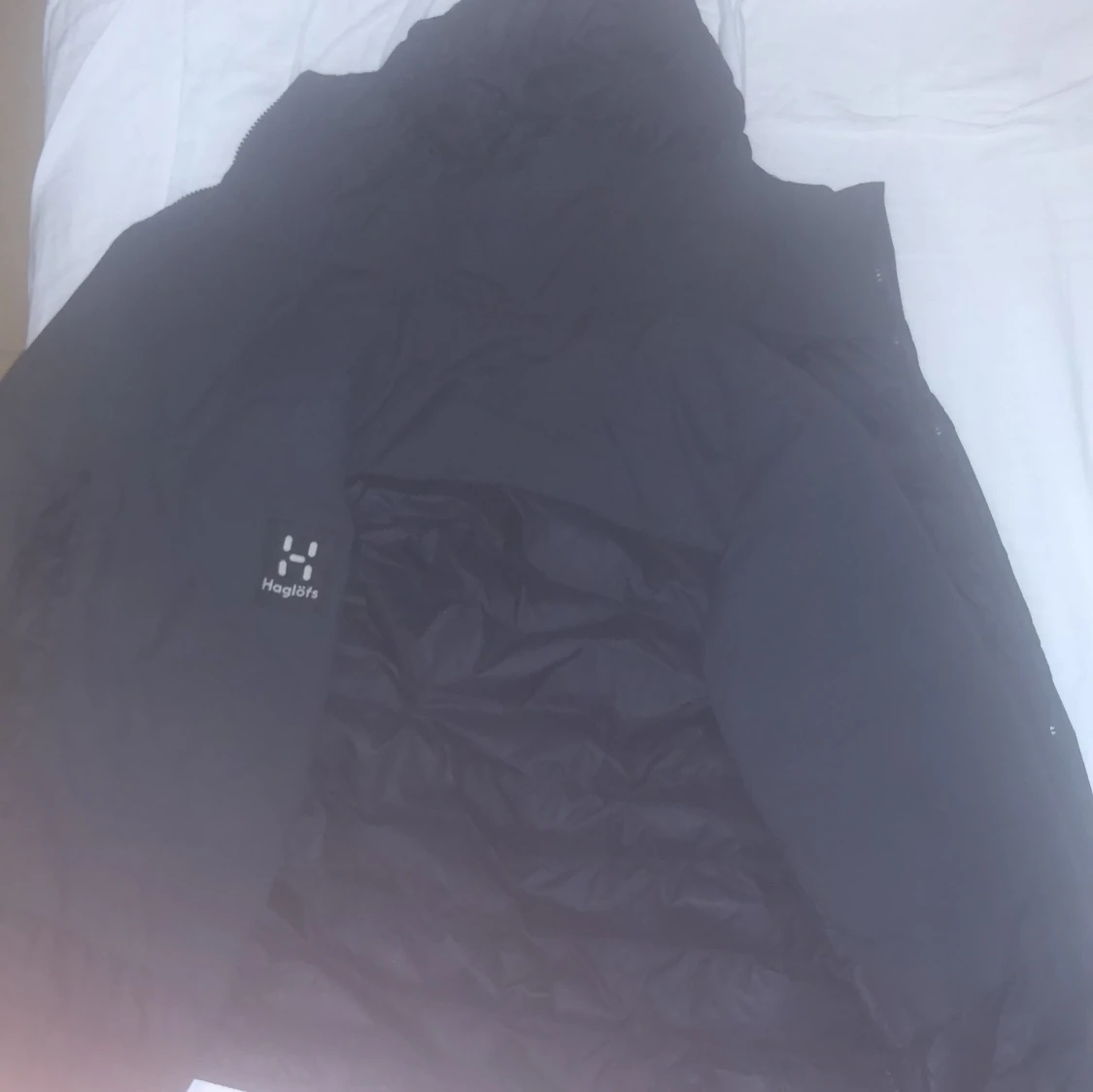 Fräsh haglöfs jacka som du kan ha på hösten och vintern. Den har inga hål och inga rep.