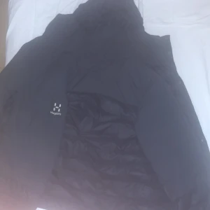 Fräsh haglöfs jacka som du kan ha på hösten och vintern. Den har inga hål och inga rep. - Varm och skön.