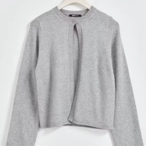 One button knit - Jätte fin och trendig kofta från ginatricot🩷 , den är för stor för mig så den kommer inte till användning 🩷priset kan diskuteras 🩷