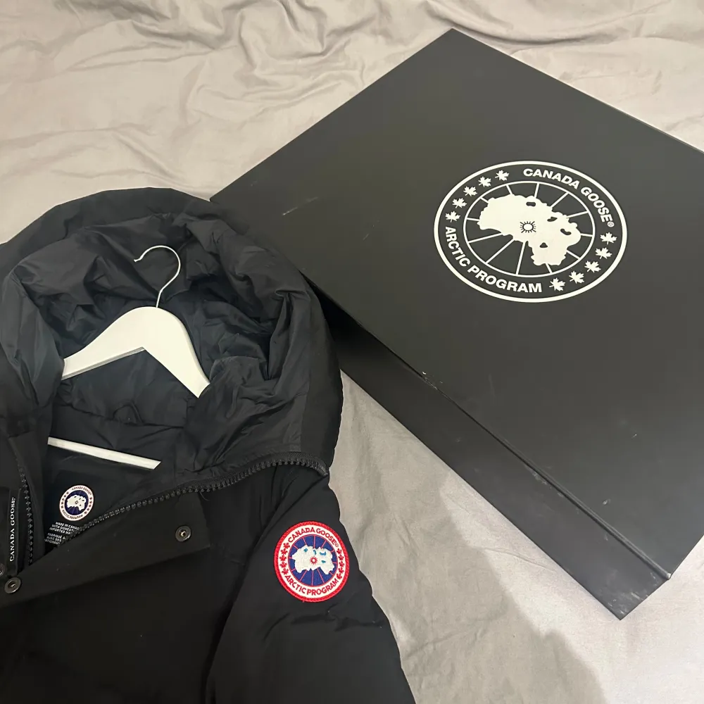 Tjena säljer min canada goose jacka macmillan parka. Strl är S. Köpt 2020 och använt sparsamt. Inga hål eller fläckar. Box och dustbag medföljer. Kvitto går att fiska fram men måste leta dock har jag ett Mail när jag beställde den. Säljer för 3500kr. Jackor.