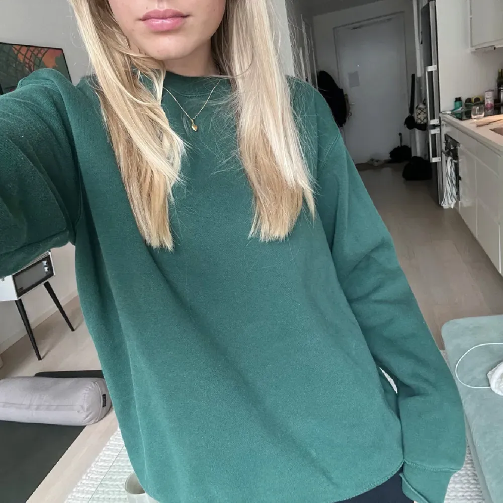 Grön sweatshirt köpt på beyond retro. Fint skick💚. Neuletakit & Villapaidat.