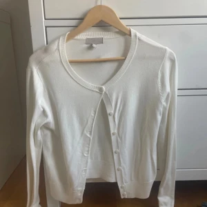Stickad kofta - Jättesöt vit kofta i nyskick! Säljer då den inte kommer till användning. Hör av dig vid intresse!💕😊