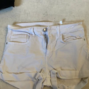 vita shorts  - jättefina vita par short som du själv kan vika ner ifall du vill ha de lågmidjade, har själv använd dom 1 gång men aldrig mer, kom privat vid frågor💗