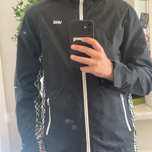 Vind jacka  - Använd men i nyskick  Säljer för att den är för liten för mig. Notera det är barn L