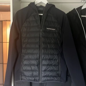 Peak performance jacka - Peak performance hybridjacka storlek M men passar S