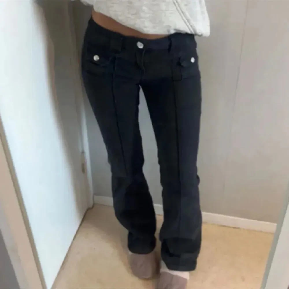 Säljer dessa slutsålda jeans från hm. Jättetrendiga och populära jeans med fickor där fram i perfekt skick. Säljer dom då jag har ett till par! Är i storlek 40 men är liten i storleken så passar även 38. Jeans & Byxor.