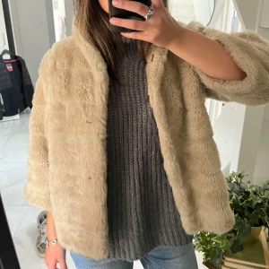 Pälsjacka - Beige pälsjacka som är perfekt nu för hösten🍁 Den är i bra skick och är från HM i storlek 38🙌🏻