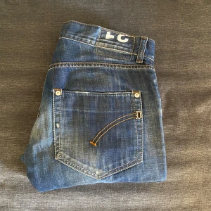 Dondup jeans  - Säljer dessa sjukt feta dondup jeans, de är i storlek 30/31 skulle jag säga. Skriv vid minsta lilla fundering och skicka gärna prisförslag.