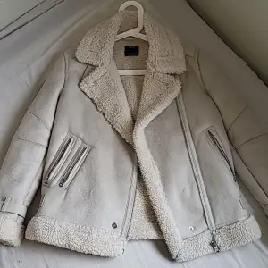 Jag köpte den från berska den kostade 1000kr. Jag har använt den bara en gång så den är som ny. Den jätte varm så den e jätte bra för vintern. Den beige vit.