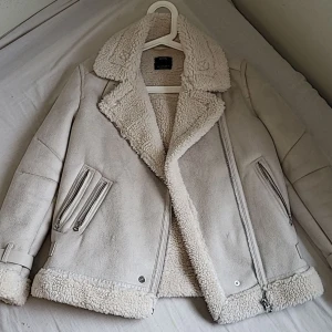 Jätte snygg och cozy vinterjacka - Jag köpte den från berska den kostade 1000kr. Jag har använt den bara en gång så den är som ny. Den jätte varm så den e jätte bra för vintern. Den beige vit.